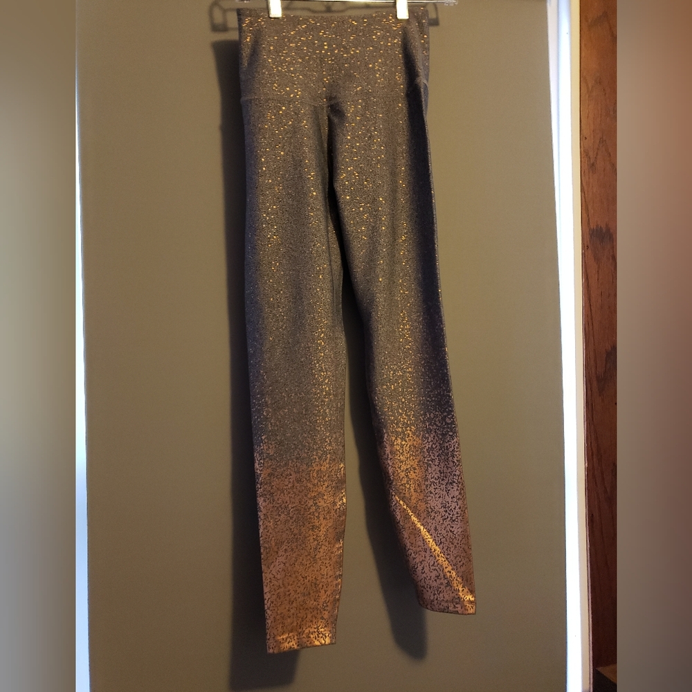 Beyond Yoga copper ombre specks on gray leggings